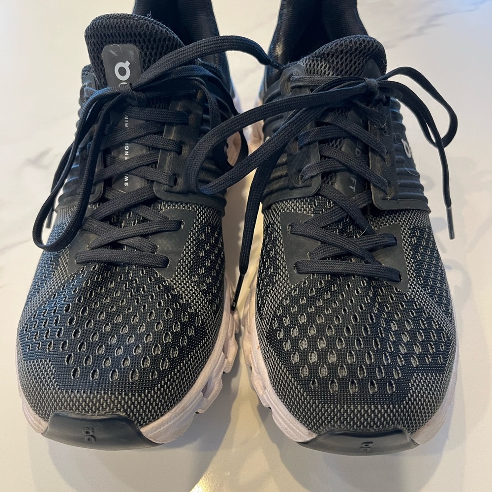 OnCloud Cloudswift-black. Women’s Size 6.
